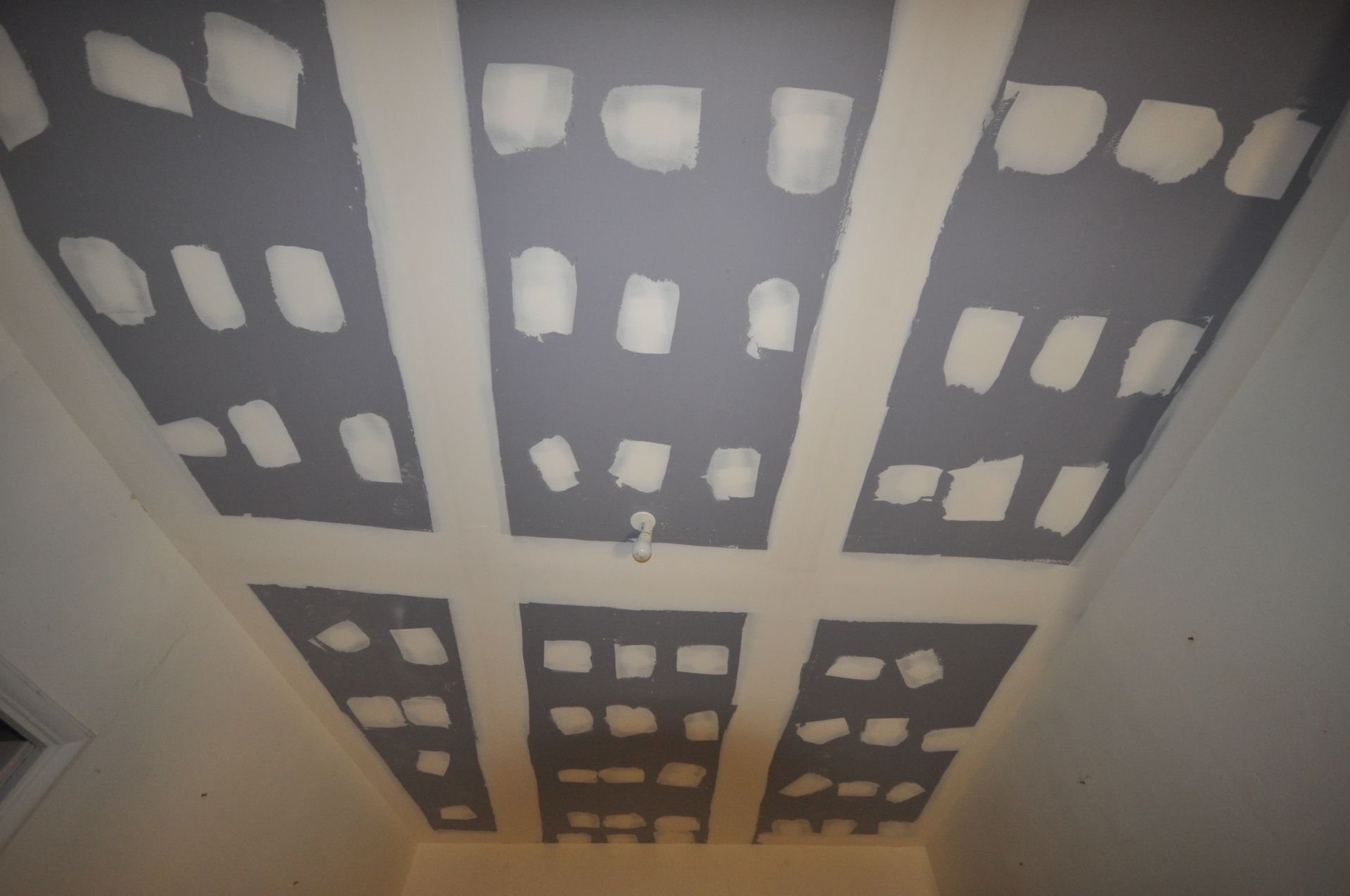 Placo fixé sur un plafond et  début des travaux de finitions.