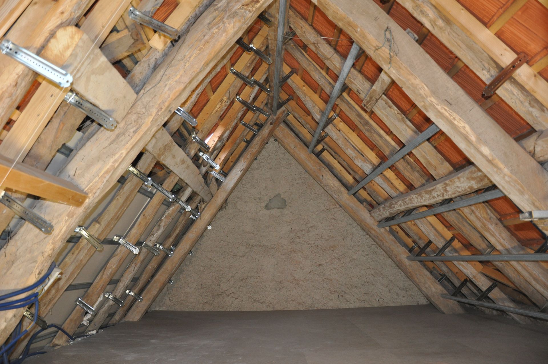 Fixation des rails avant la pose des plaques de plâtre.