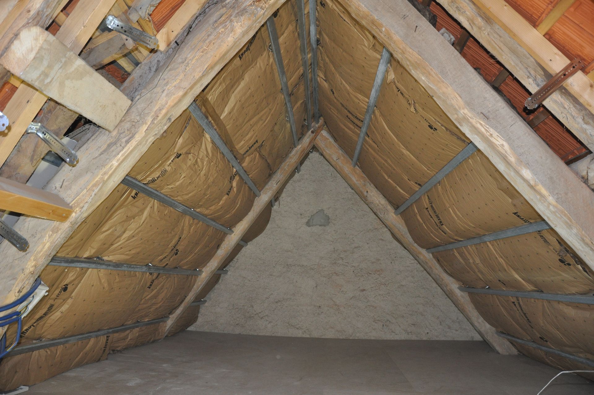 Isolation en cours de réalisation dans des combles