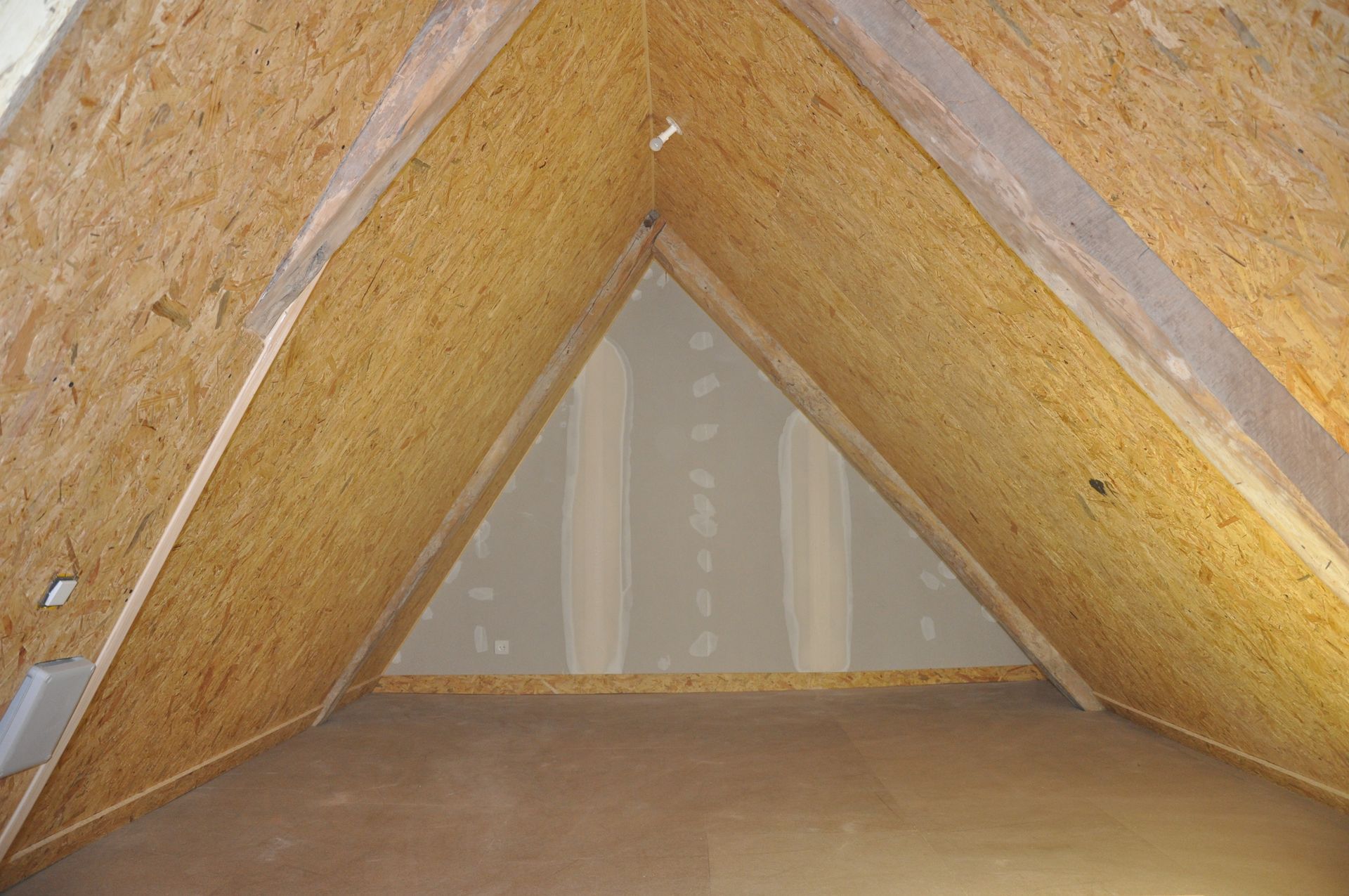 Isolation en cours avant la pose de placo dans des combles