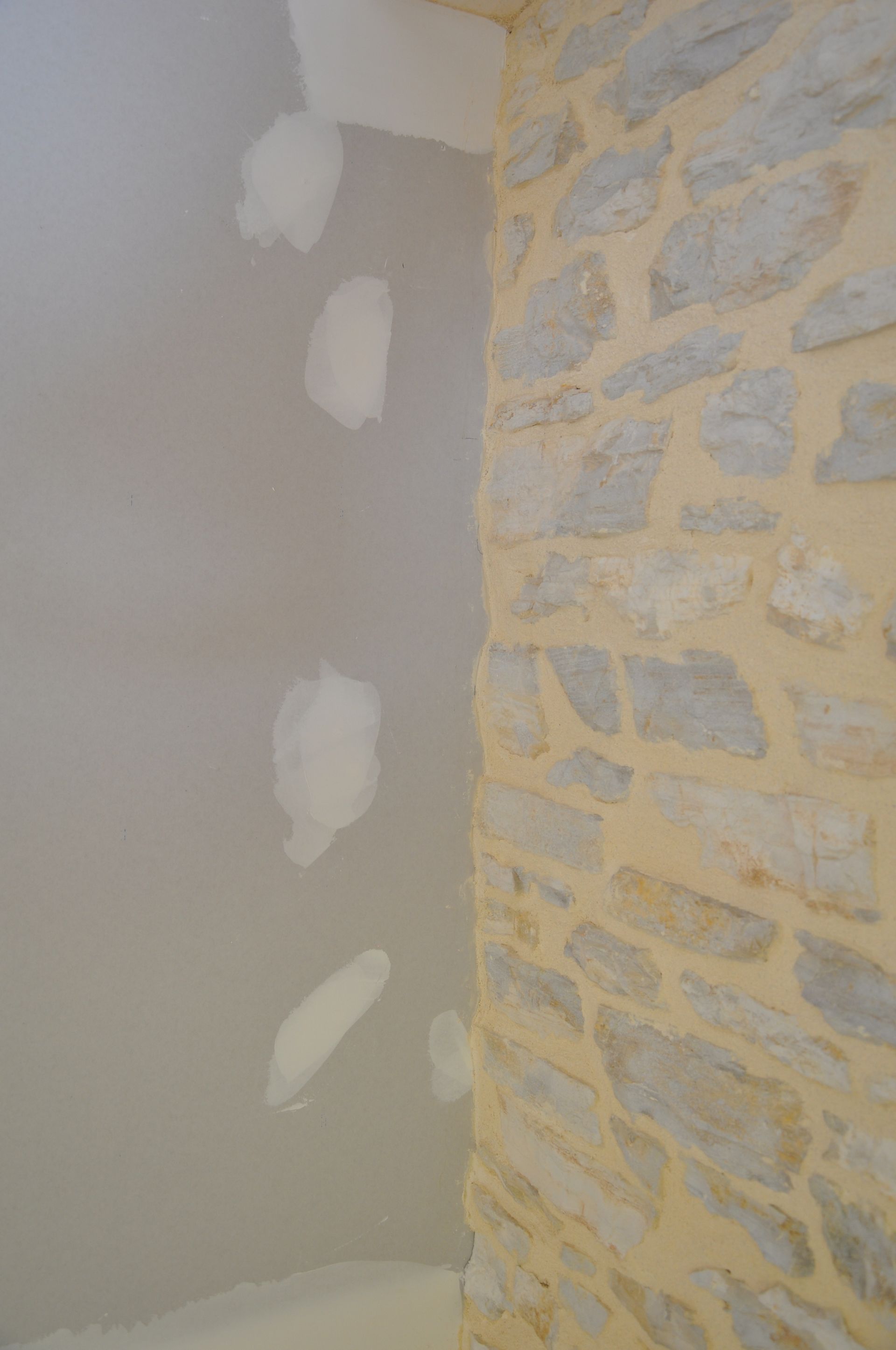 Tablettage d'un mur pour maison en cours de rénovation