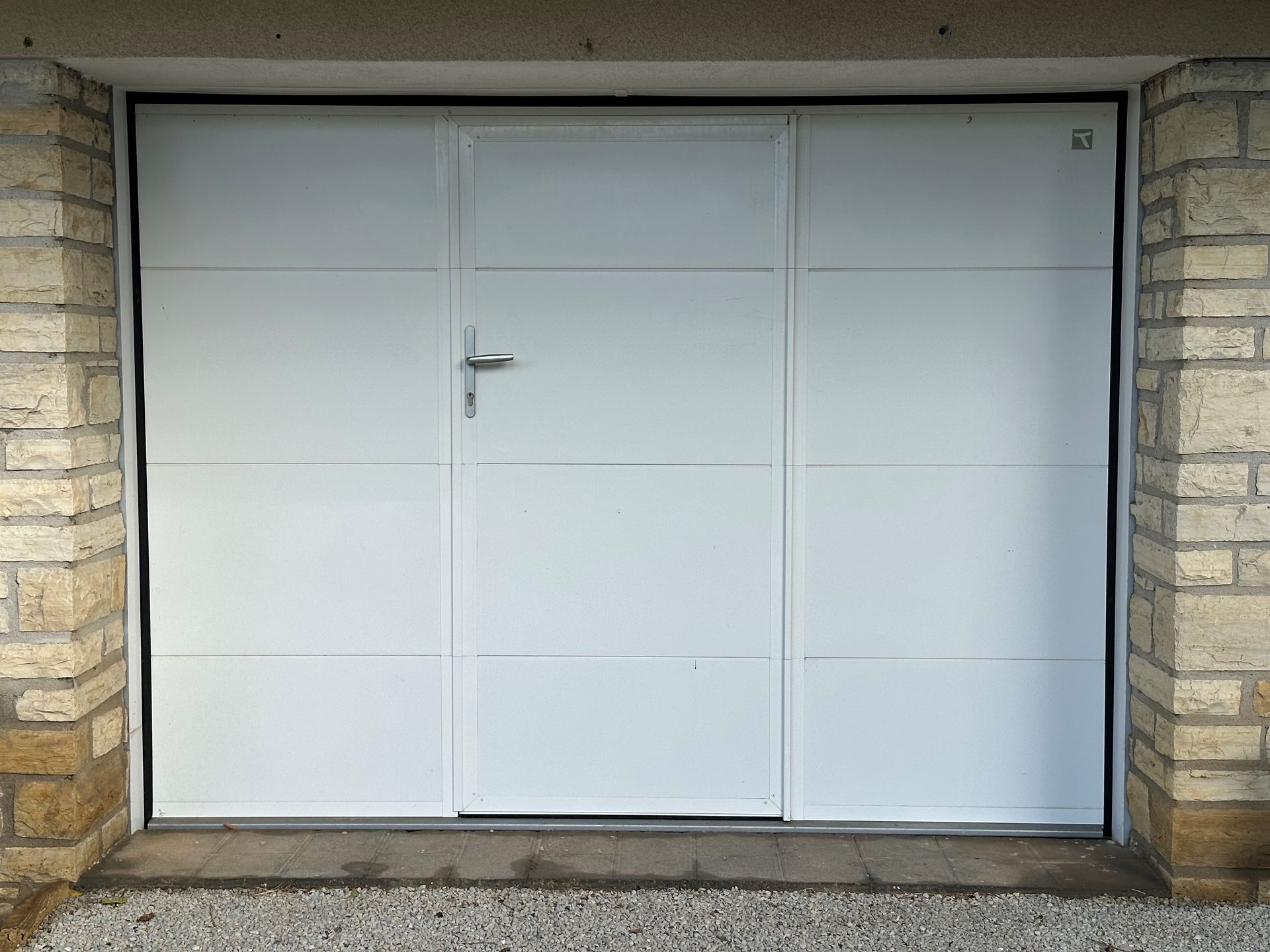 Une porte de garage blanche