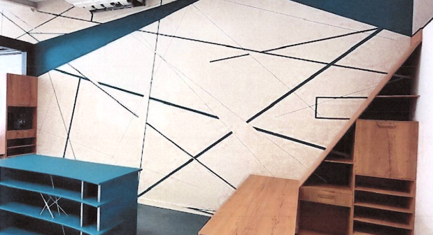 Murs blancs peints avec des tracés bleutés