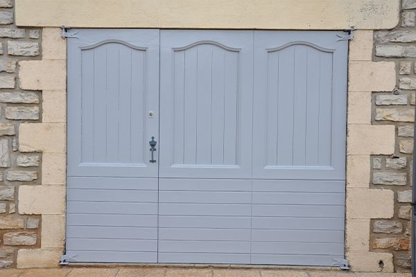Porte de garage en bois repeint en violet