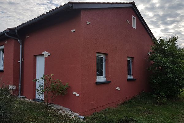 Crépi de maison repeint en rouge bordeaux