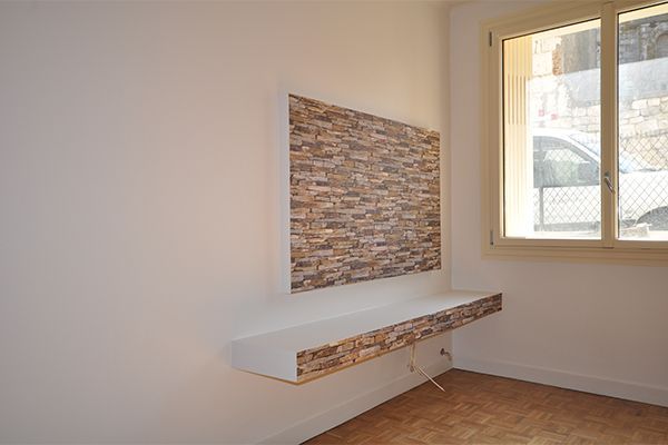 Tapisserie effet bois sur un mur blanc