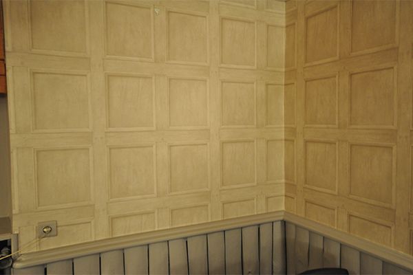 Tapisserie posée sur un mur