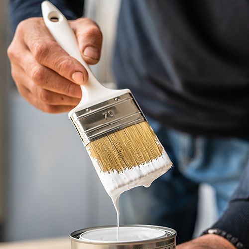 pinceau trempé dans la peinture