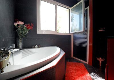 Fenêtre ouverture dans salle de bains avec baignoire - page carrelage