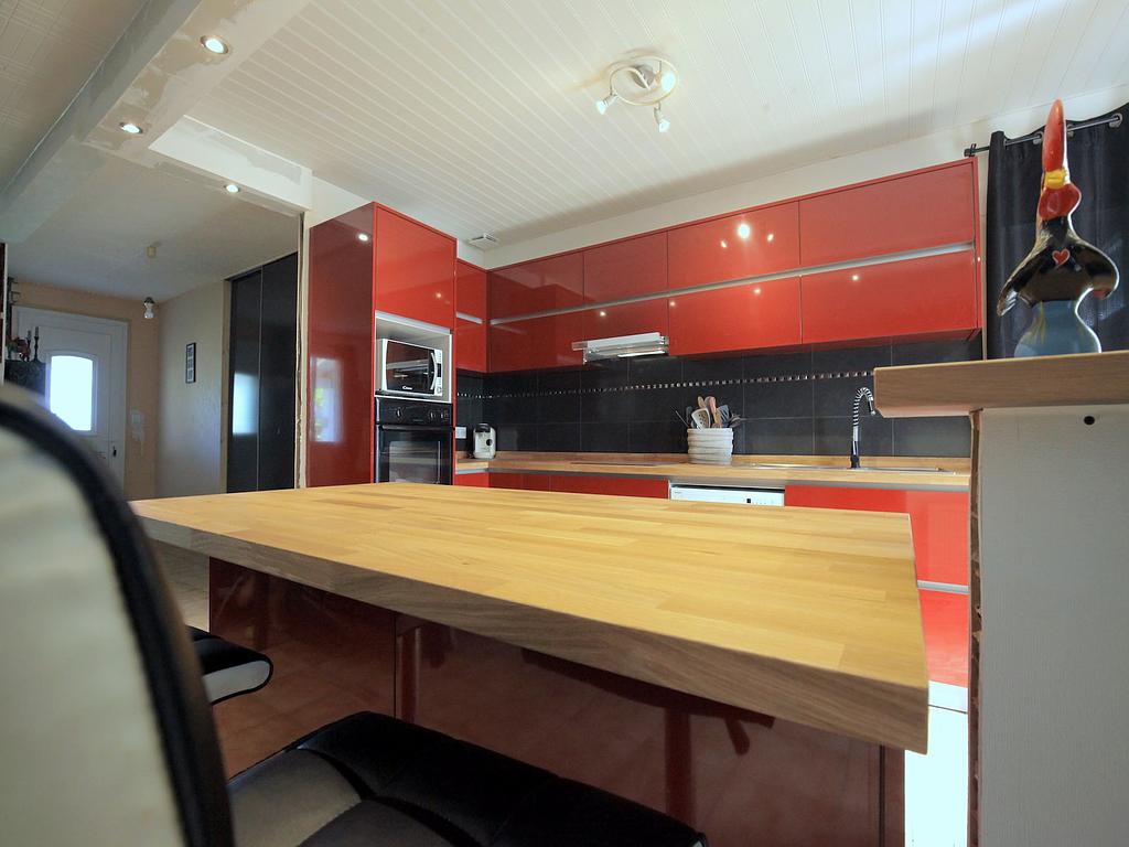 Cuisine ouverte avec plan de table central en bois - réalisations