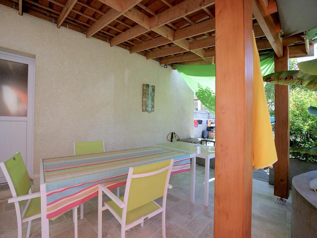Terrasse en carrelage extérieur avec pergola et mur de bois - réalisations