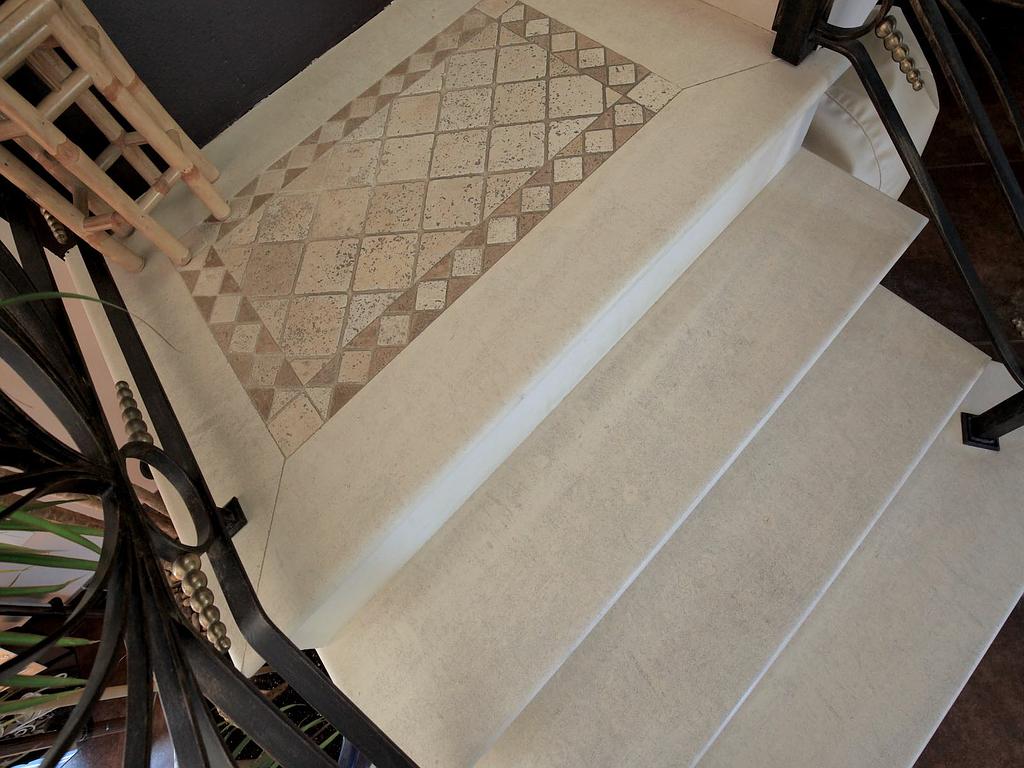 Gros plans sur les escaliers en carrelage ancien et blanc - réalisations