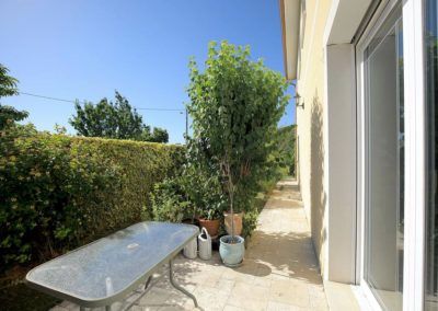 Contour de maison en dalles avec terrasse - dallage