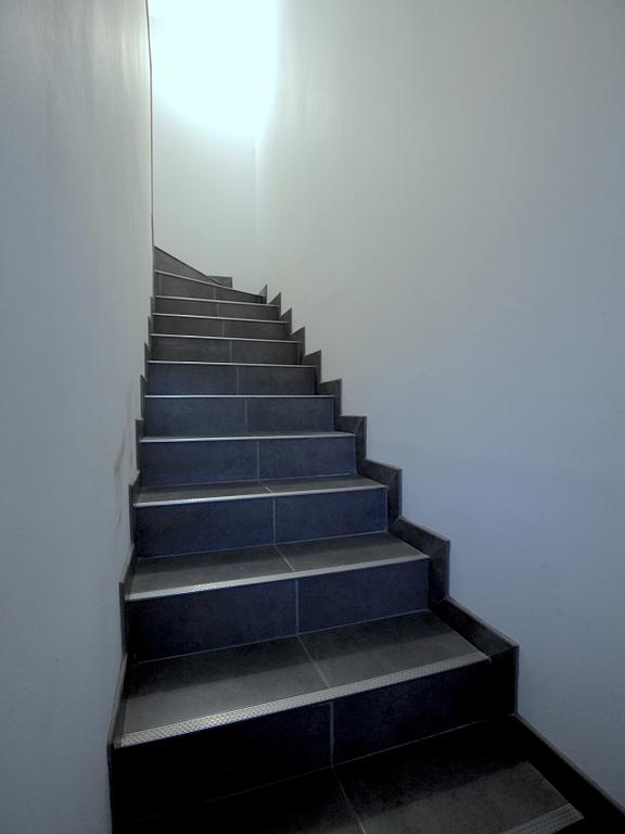 Escaliers en carrelage noir - réalisations