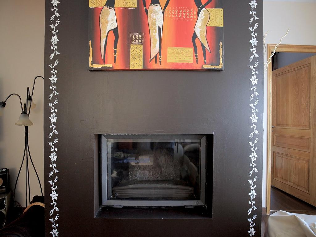 Cheminée intégrée avec revêtement extérieur noir et tableau - réalisations