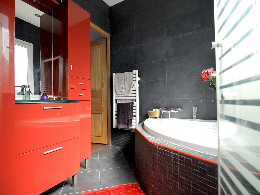 Vasque de salle de bains rouge avec baignoire d'angle - page carrelage