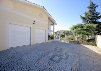 Entrée de maison avec deux sorties de garage - agrandissement