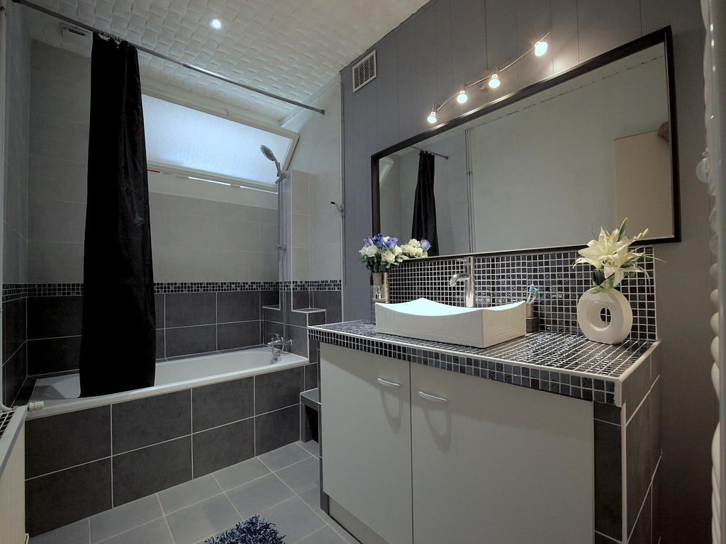 Salle de bains noire et grises vec spots de lumières - réalisations