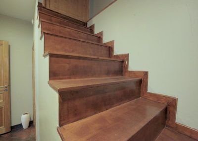 Escaliers en bois avec revêtement mural jaune - réalisations