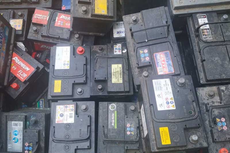 Un montón de baterías están apiladas una encima de otra.