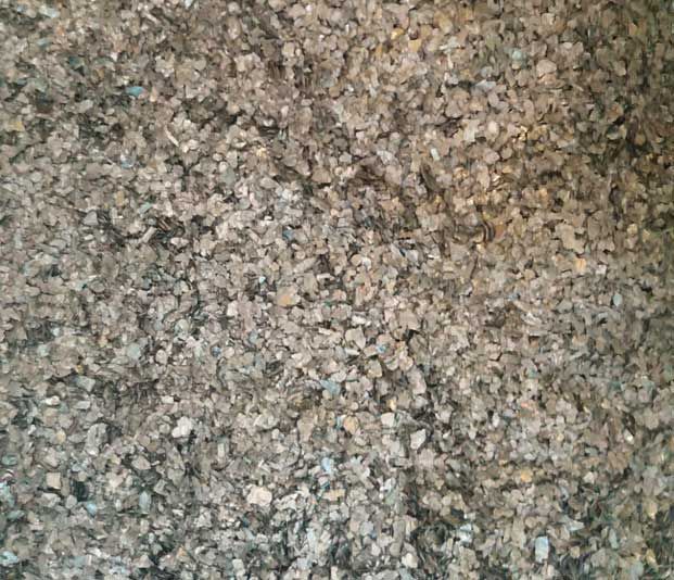 Un montón de grava está sobre una mesa.