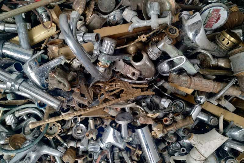 Hay muchos tipos diferentes de restos de metal en esta pila.