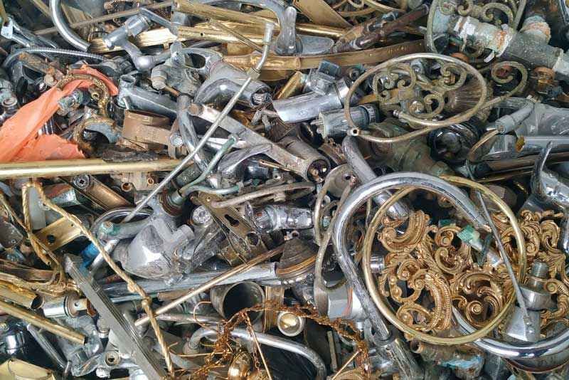 Una pila de chatarra está encima de una mesa.