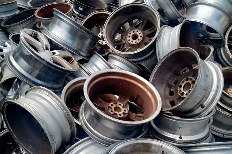 Una pila de ruedas de aluminio se apilan una encima de otra.