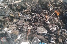 Una pila de chatarra se encuentra una encima de otra.