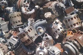 Una pila de chatarra se encuentra una encima de otra.