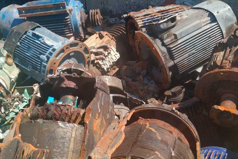 Una pila de chatarra que incluye motores y engranajes