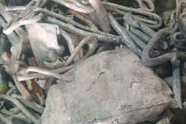 Un montón de basura está encima de un montón de rocas.