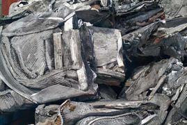 Una pila de chatarra está colocada una encima de otra sobre una mesa.