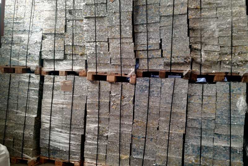 Una pila de ladrillos apilados uno encima del otro sobre paletas de madera.