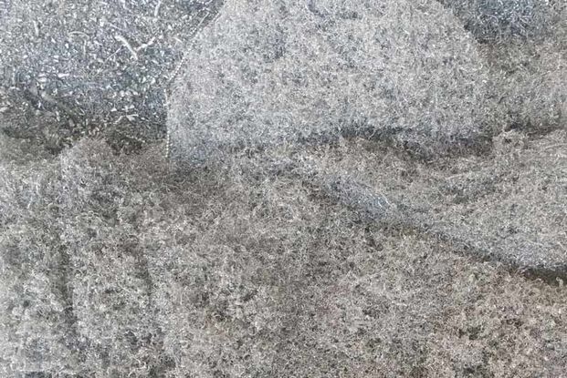 Un montón de arena gris está colocado uno encima del otro sobre una mesa.