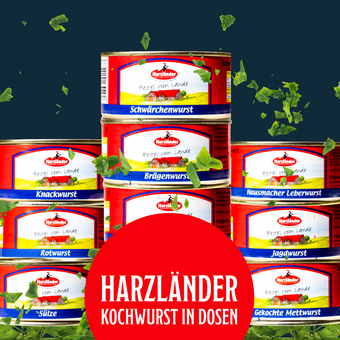 Harzländer Dosenwurst-Display mit roten Etiketten auf dunkelblauem Hintergrund und schwimmenden Kräutern