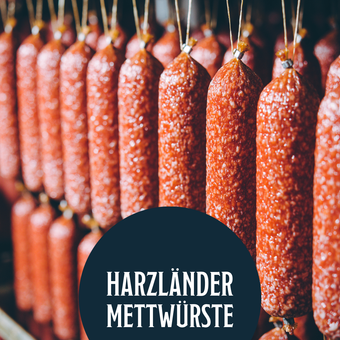 Reihen von hängenden Würsten mit einem dunklen Etikett mit der Aufschrift „HARZLÄNDER WURST“