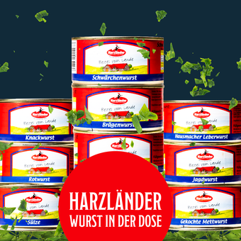 Harzländer Dosenwurst-Display mit roten Etiketten auf dunkelblauem Hintergrund und schwimmenden Kräutern