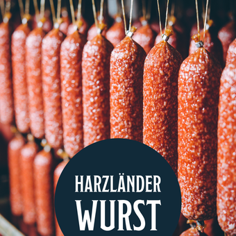 Reihen von hängenden Würsten mit einem dunklen Etikett mit der Aufschrift „HARZLÄNDER WURST“