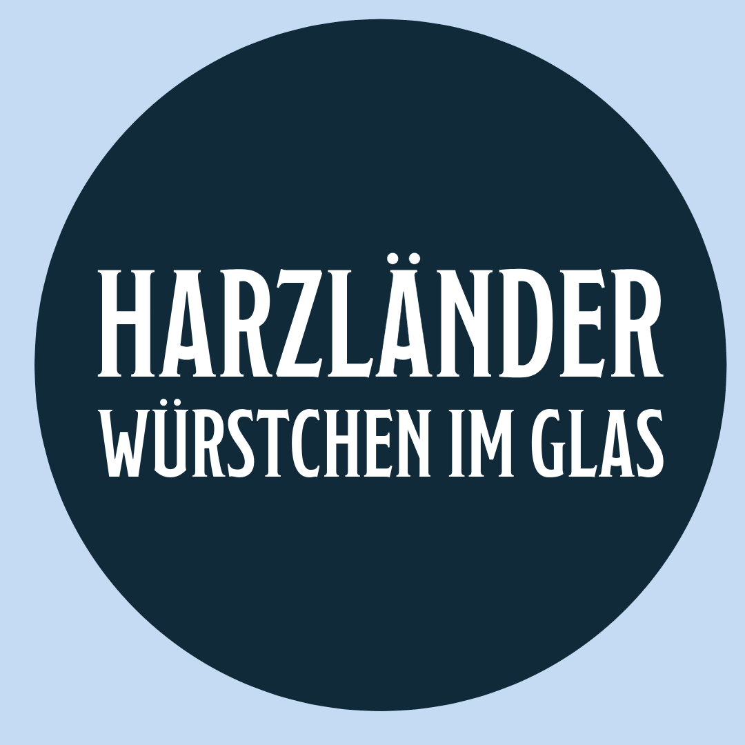 Logo für Harzländer Würstchen im Glas in weißer Schrift auf dunkelblauem Kreis auf hellblauem Hintergrund
