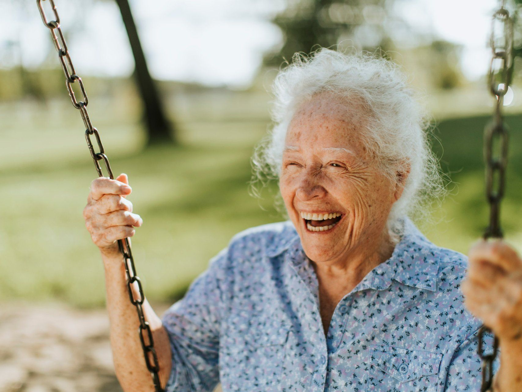 Personne agée souriante