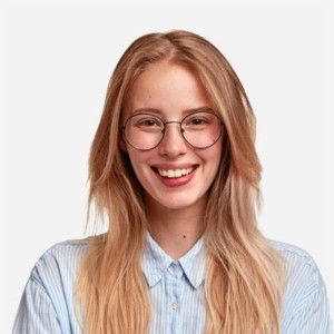 Une jeune femme portant des lunettes et une chemise bleue sourit.