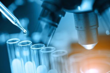 Pipette tröpfelt in Reagenzgläser
