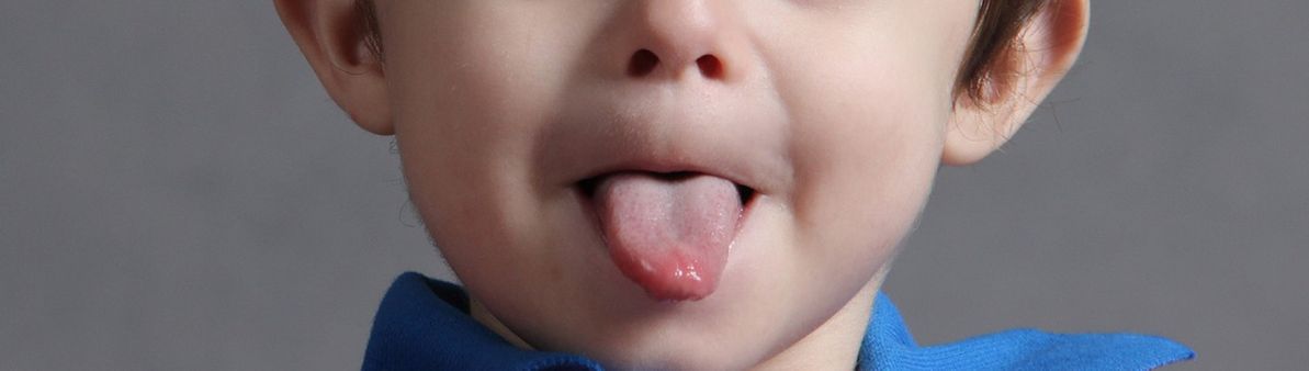Kind das Zunge rausstreckt