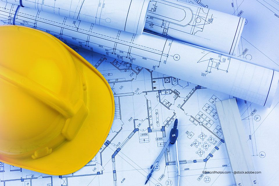 Bauplan der Georg Väth GmbH & Co. KG mit gelbem Schutzhelm darauf
