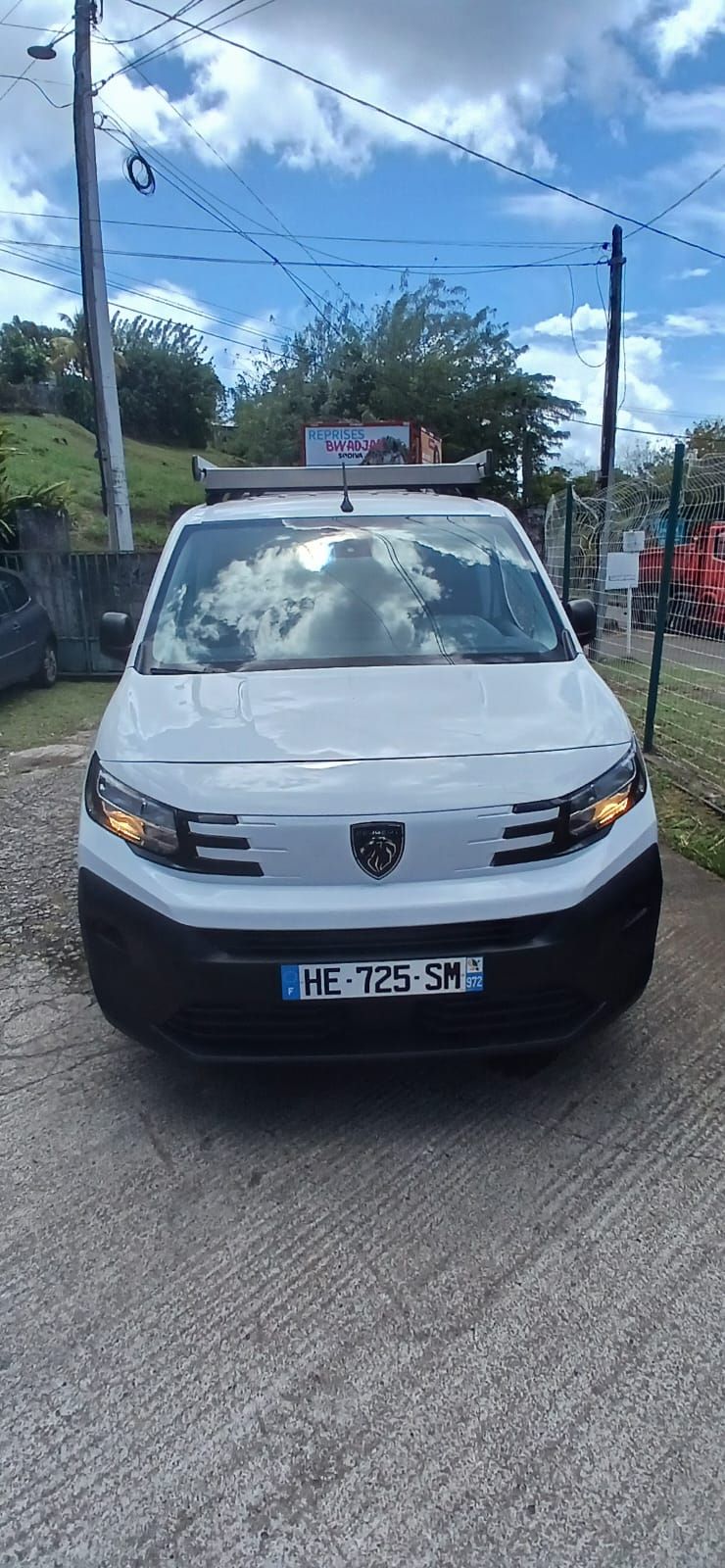 Des voitures alignées sur un porte-voitures, prêtes à être transportées.