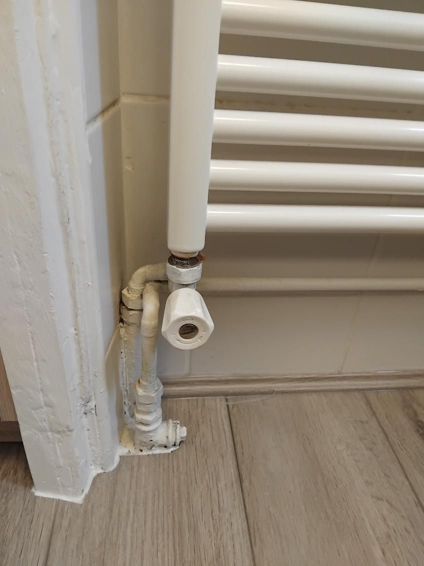 Un robinet de sèche-serviette hydraulique.