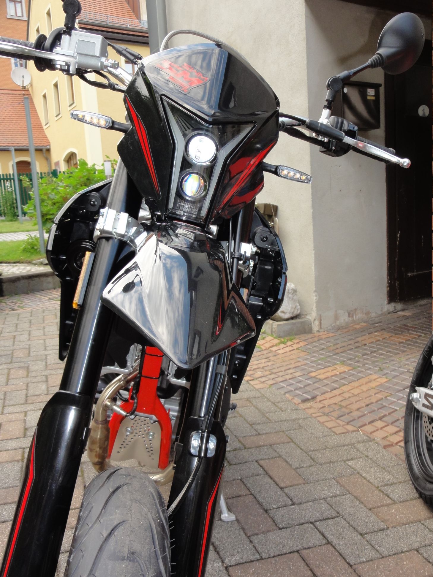 [company_name] Naked-Bike VAREZ 125