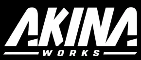 Logotipo blanco de &ldquo;AKIMA WORKS&rdquo; sobre fondo negro.
