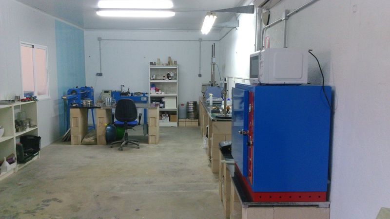 Hay un refrigerador azul en el medio de la habitación.
